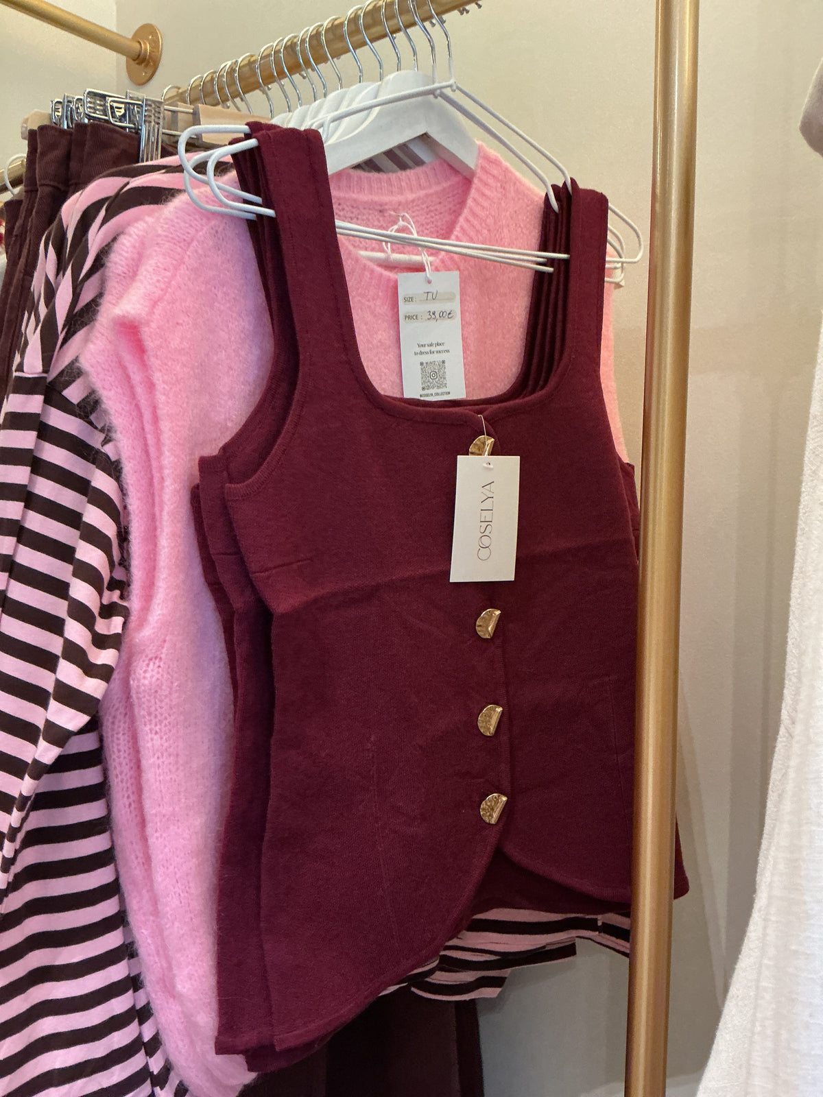 Top bordeaux boutons dorés