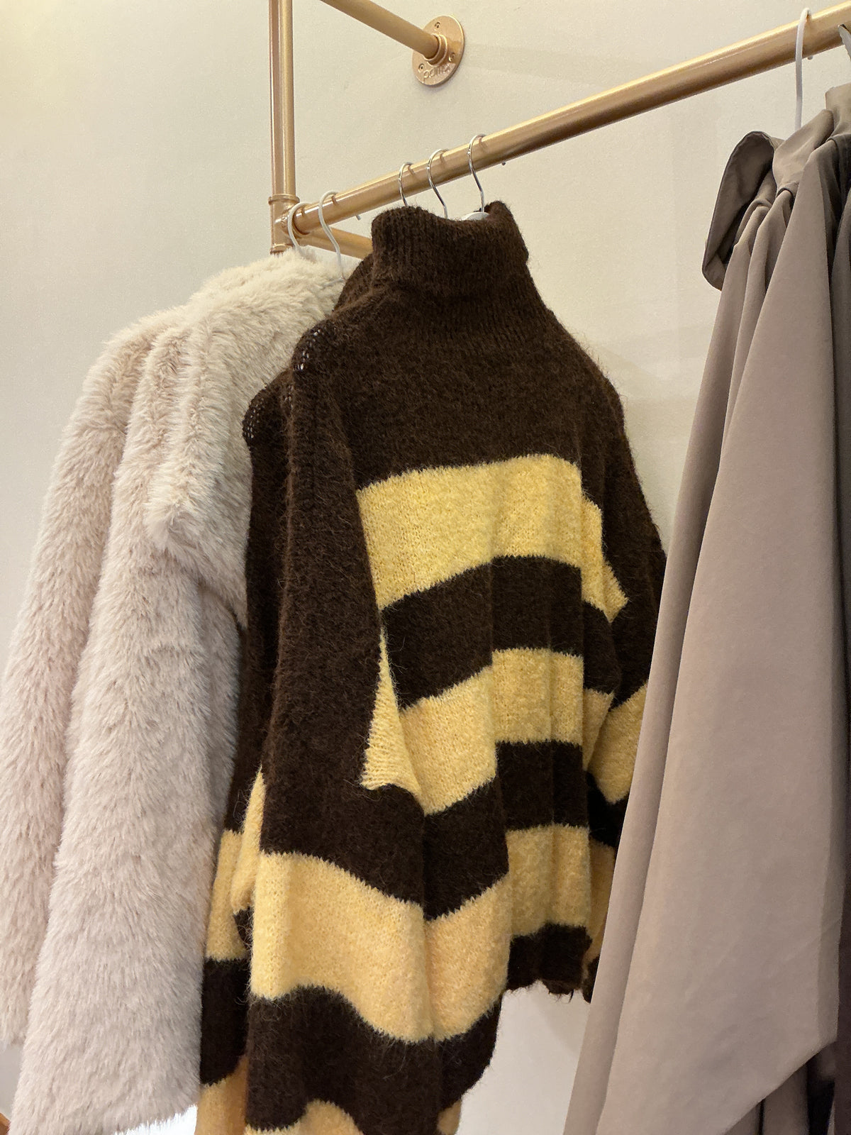Pull col roulé à ligne choco/jaune