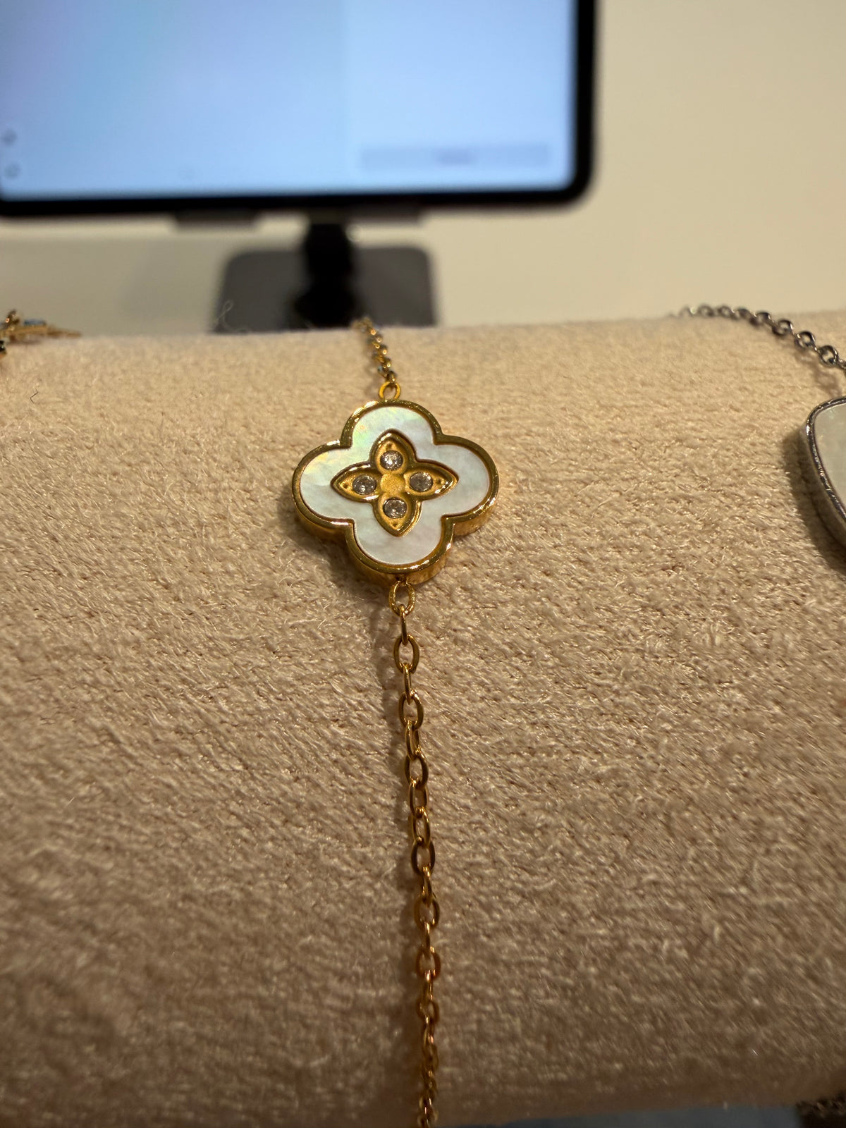 Bracelet doré petit trèfle blanc