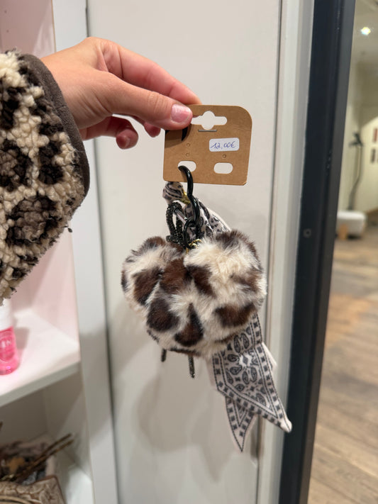 Grigri de sac pompom coeur léopard