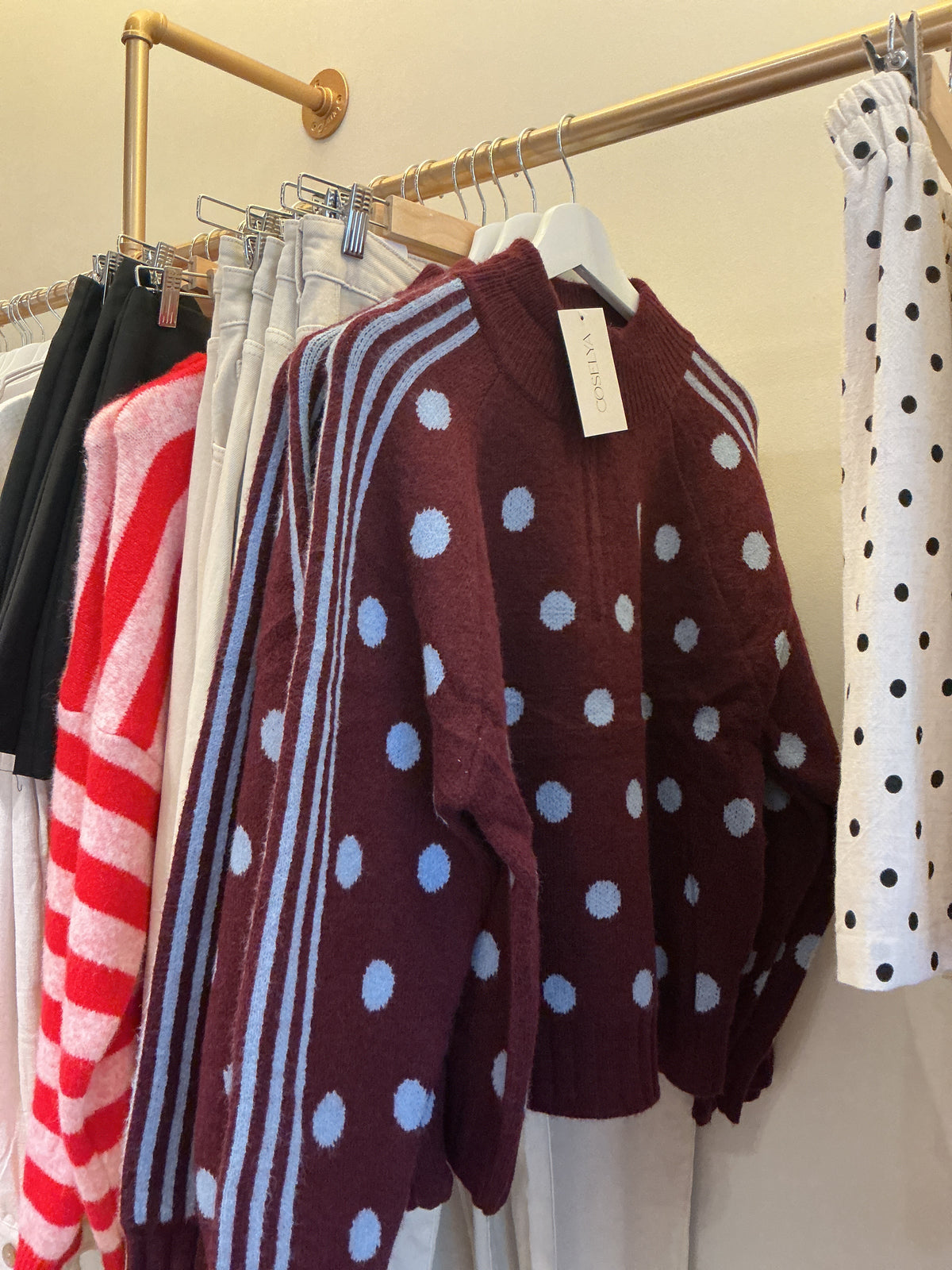 Pull bordeaux et bleu pois et ligne