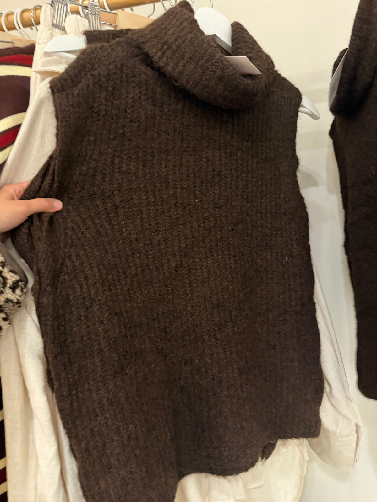 Pull col roulé brun sans manche